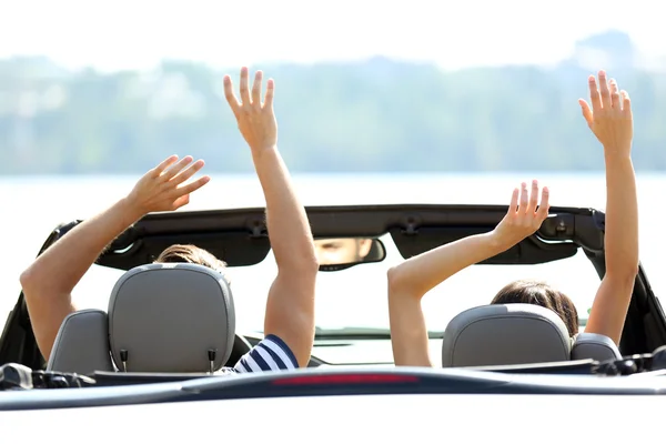 Casal em carro cabriolet — Fotografia de Stock