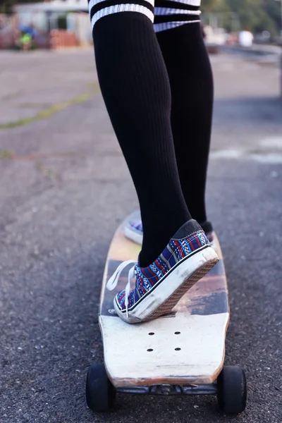 Mujer joven con tabla de patinar —  Fotos de Stock