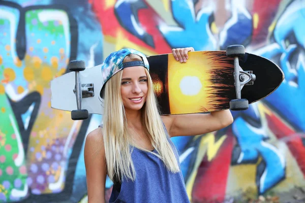 Jonge vrouw met schaatsen board — Stockfoto