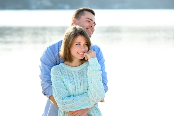 Jeune couple au bord de la rivière — Photo