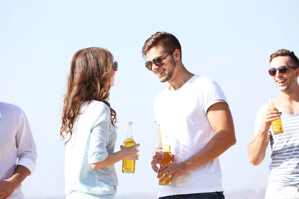 Pretty Young people with beer — Stock Photo, Image