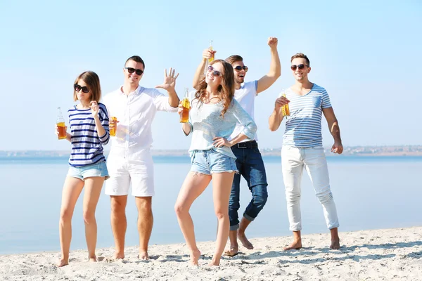 Pretty Young people with beer — Stock Photo, Image