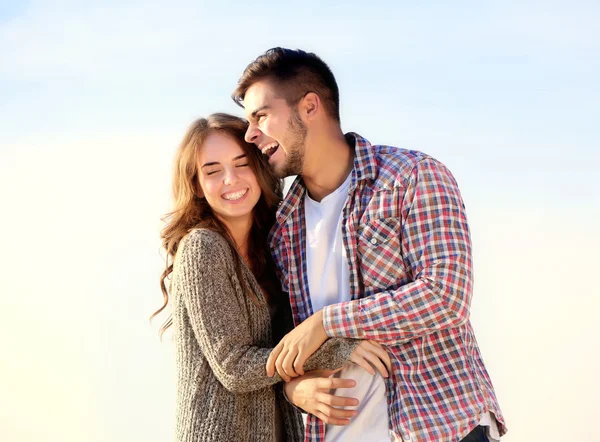 Pareja joven en la orilla del río —  Fotos de Stock