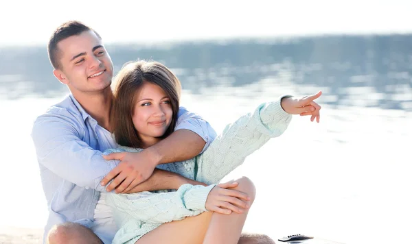 若いカップル、川沿い — ストック写真