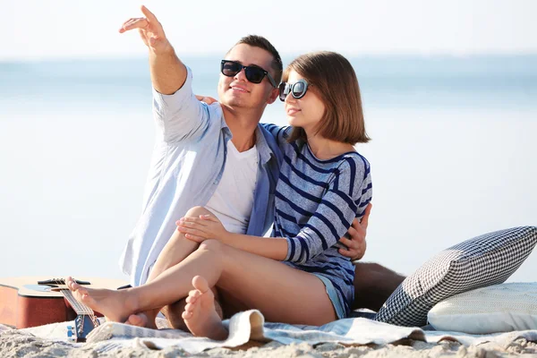 Jeune couple au bord de la rivière — Photo