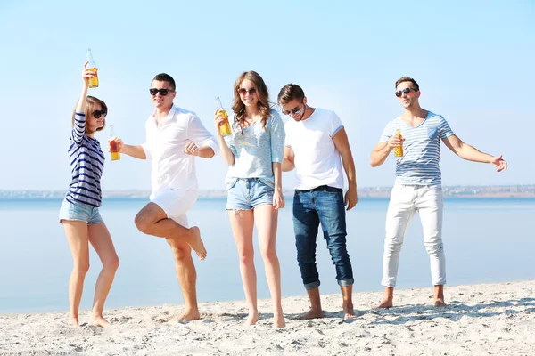 Jovens bonitos com cerveja — Fotografia de Stock