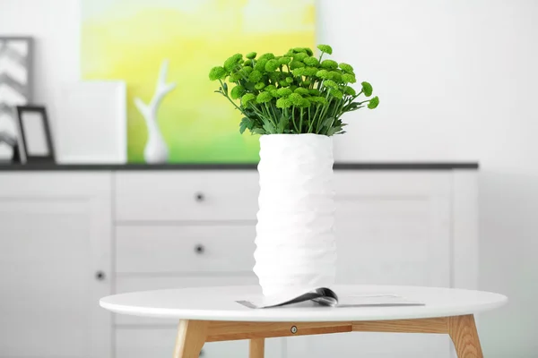 Красиві зелені хризантеми у вазі на столі в кімнаті — стокове фото