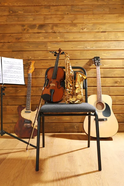 Музыкальные инструменты на стуле — стоковое фото