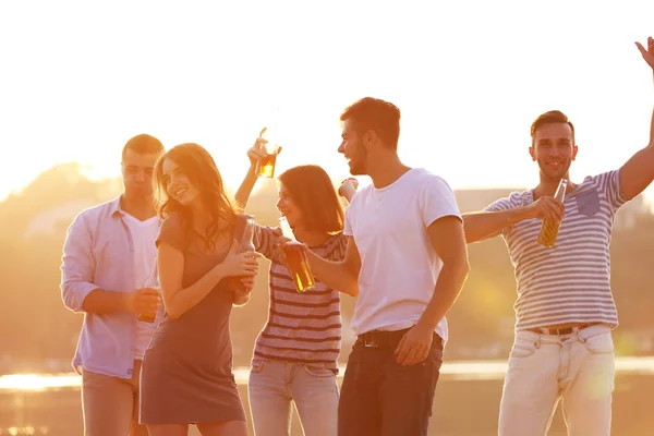Pretty Young people with beer — Stock Photo, Image