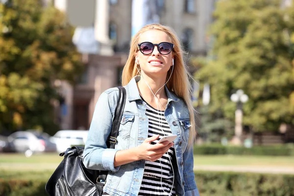 Mujer escuchando música —  Fotos de Stock