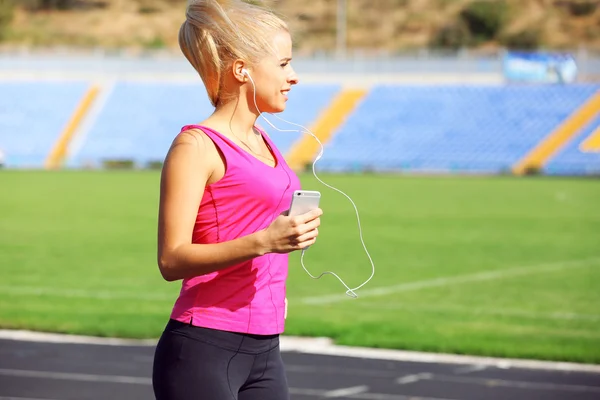 Mujer escuchando música — Foto de Stock