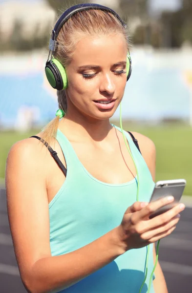 Mujer escuchando música —  Fotos de Stock