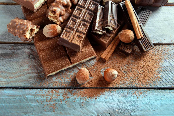 Schokoladenbonbons mit Puder auf Holzgrund — Stockfoto