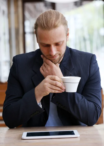 Unga attraktiva affärsman med lunch — Stockfoto