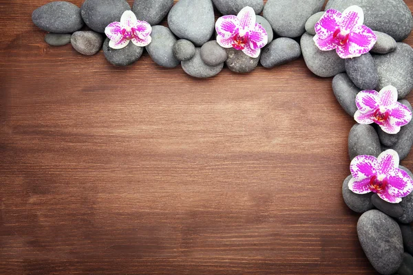 Спа камені та орхідеї — стокове фото