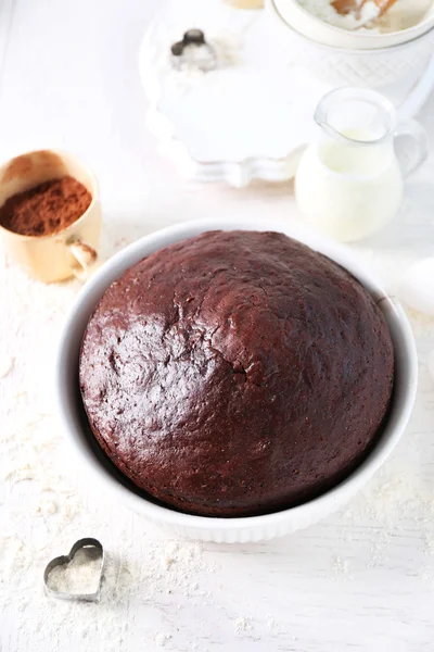 Pastel de chocolate cocido en una bandeja para hornear sobre una mesa — Foto de Stock