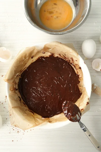 Torta de chocolate não cozida em uma mesa — Fotografia de Stock