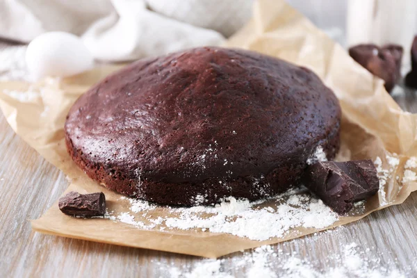 Домашний шоколадный пирог на бумаге — стоковое фото