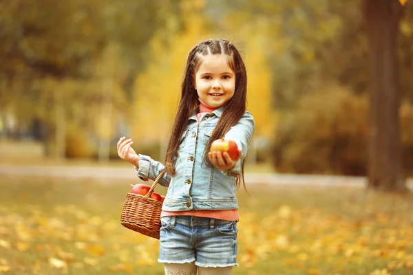 Όμορφο κοριτσάκι με μήλα — Φωτογραφία Αρχείου