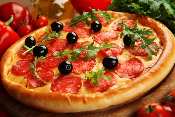 Pizza saborosa com salame na mesa de madeira decorada, close-up — Fotografia de Stock