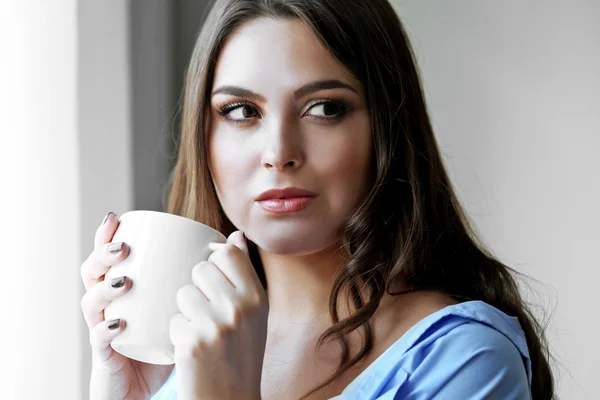 Kobieta z filiżanką kawy — Zdjęcie stockowe