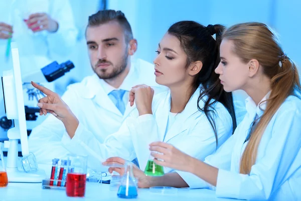 Técnicos médicos que trabalham em laboratório — Fotografia de Stock