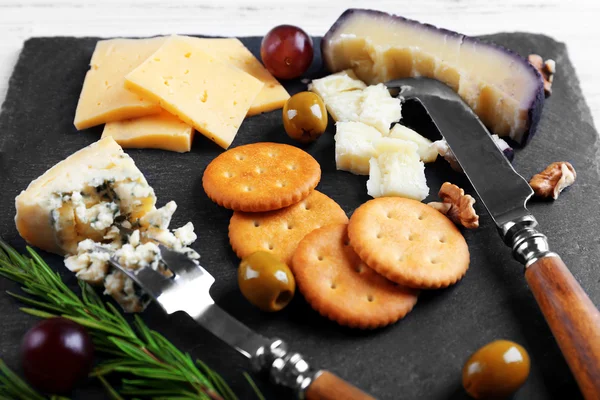 Kompozisyon taze peynir, meyve ve sebze masada, yakın çekim — Stok fotoğraf