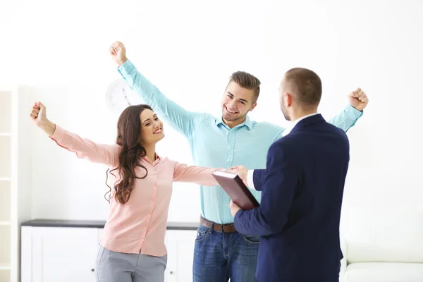 Makler übergibt Schlüssel an Paar — Stockfoto