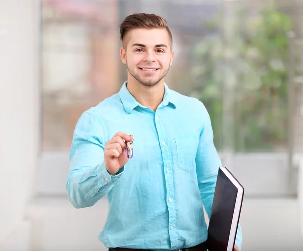 Friendly male estate-agent — Stock Photo, Image