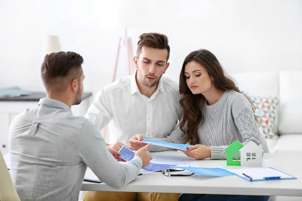 Family with estate agent — Stock Photo, Image