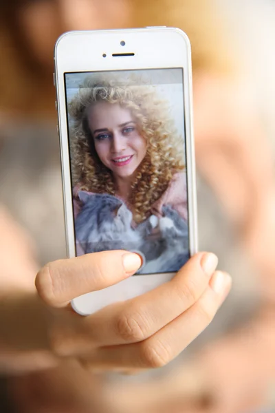 Junge Frau mit Smartphone — Stockfoto