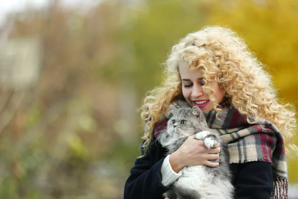 Woman and cat in the park — Stock Photo, Image