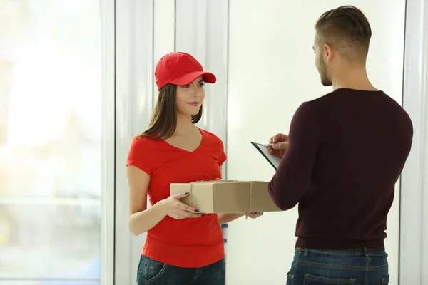 Joven recibiendo paquete —  Fotos de Stock