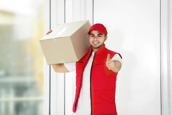 Entrega homem segurando pacote — Fotografia de Stock