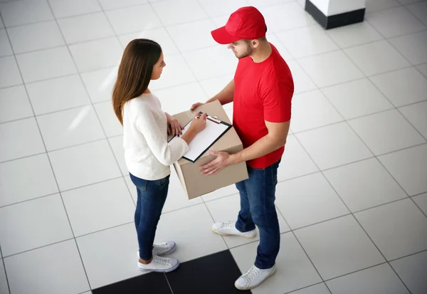 Junge Frau und Liefermann — Stockfoto