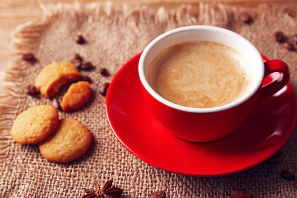 Taza de café sobre fondo de mesa de madera — Foto de Stock