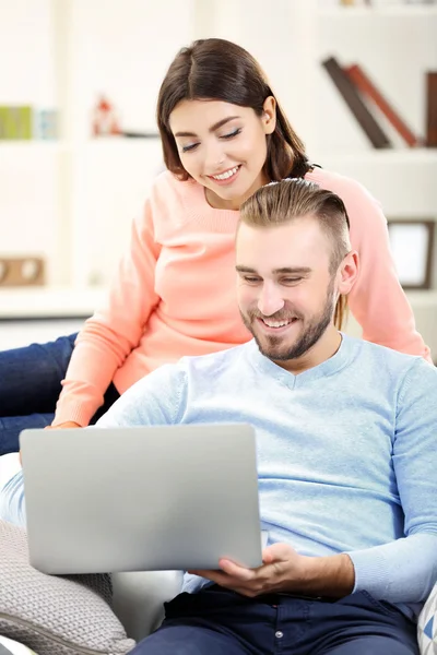 Paar die op laptop werkt — Stockfoto