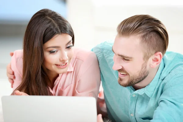 Happy couple working on laptop — Stock Photo, Image