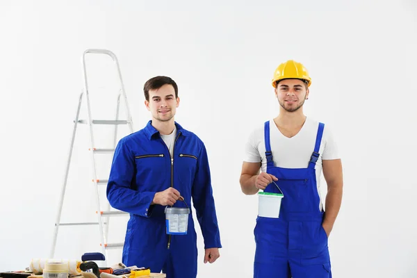 Workers renewing apartment — Stock Photo, Image
