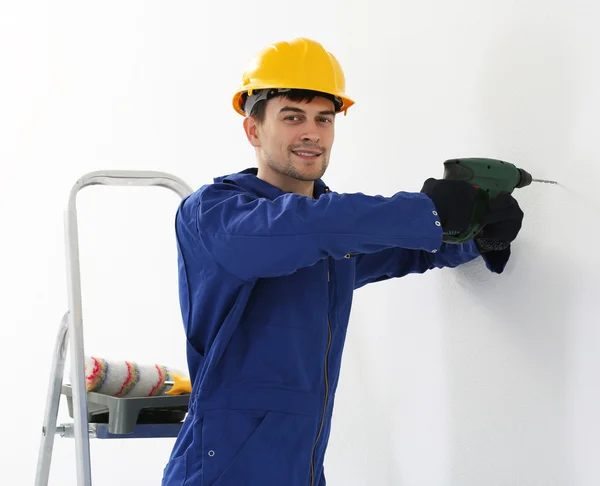 Trabalhador renovando apartamento — Fotografia de Stock