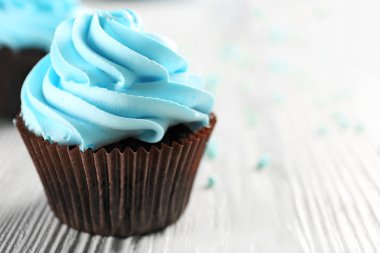 Ahşap masa üzerinde mavi Top kek