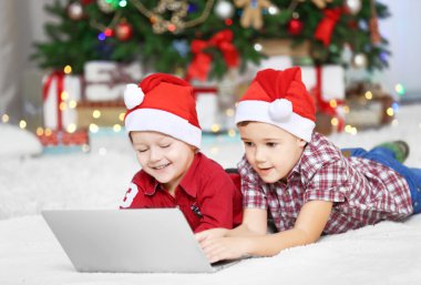 İki sevimli küçük kardeş Noel