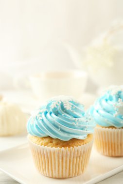 Açık renkli süslemeleri ile iki lezzetli mavi cupcakes