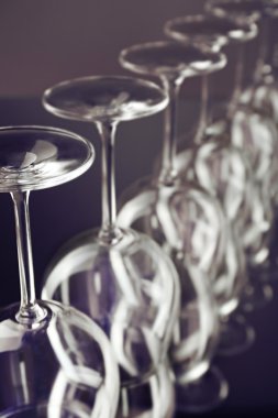 şarap kadehleri üst üste