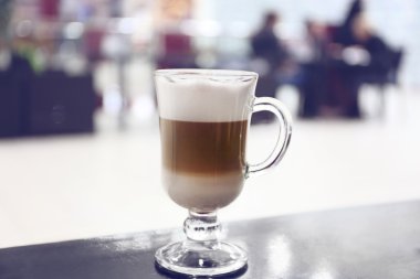 Kafede masada lezzetli latte yakın çekim