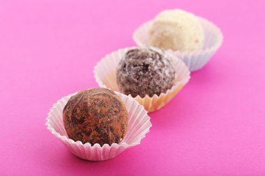 Üç çikolata truffles 