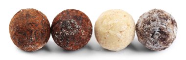 Çikolata truffles, üzerinde beyaz izole satırı
