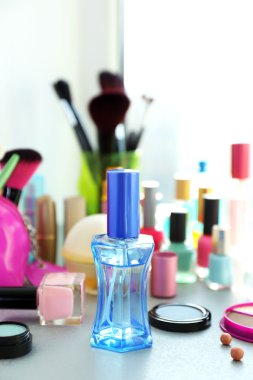 Parfüm şişesi makyaj araçları ve kozmetik 