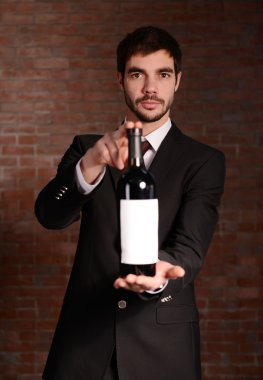 Kırmızı şarap ile takım elbiseli adam