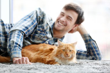 adam ile kabarık kedi 